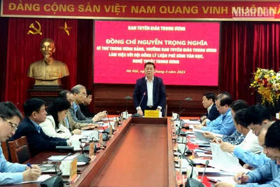 Đồng chí Nguyễn Trọng Nghĩa, Bí thư Trung ương Đảng, Trưởng Ban Tuyên giáo Trung ương phát biểu kết luận buổi làm việc.