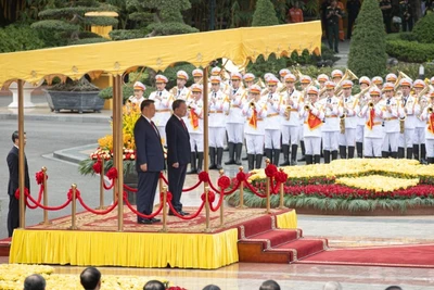 Tổng Bí thư Tô Lâm và Tổng Bí thư, Chủ tịch Trung Quốc Tập Cận Bình thực hiện nghi lễ cử Quốc thiều hai nước. (Ảnh: SƠN TÙNG) 