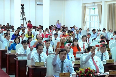 Các đại biểu Hội đồng nhân dân tỉnh Cà Mau biểu quyết thông qua các nghị quyết quan trọng tại Kỳ họp thứ 10, nhiệm kỳ 2021-2026.