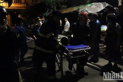 Nạn nhân vụ cháy được đưa đi cấp cứu. (Ảnh: nhandan.vn)