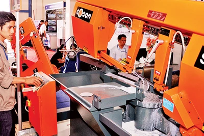 Nhiều doanh nghiệp đã tập trung nguồn lực để đổi mới trang thiết bị sản xuất. Ảnh: NGUYỆT ANH