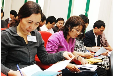 Nhà đầu tư xem xét báo cáo tài chính tại đại hội cổ đông của doanh nghiệp. Ảnh: HẢI ANH