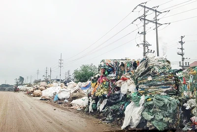 Con đường "ngập rác" tại làng Khoai, Văn Lâm, Hưng Yên.