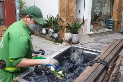 Phần lớn rác thải được thu gom đều trong tình trạng rác thải lẫn. Ảnh: Bắc SơnPhần lớn rác thải được thu gom đều trong tình trạng rác thải lẫn. Ảnh: BẮC SƠN