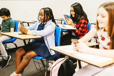 UNESCO khuyến nghị cấm điện thoại thông minh trong giờ học. Ảnh: GETTY