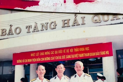 Thuyền trưởng Nguyễn Xuân Thơm (bên trái) và Thuyền trưởng Nguyễn Văn Đức (bên phải) cùng Thuyền trưởng tàu 675 Phạm Duy Tam chụp ảnh lưu niệm trong lần thăm Bảo tàng Hải quân.