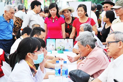 Tư vấn sức khỏe cho người cao tuổi tại Học viện Quân y. Ảnh: HẢI NAM