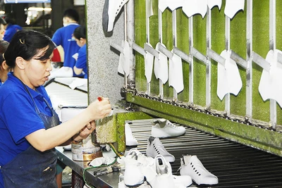 Thiếu nguồn nguyên liệu gây khó khăn cho nhà sản xuất da giày trong việc đáp ứng đơn hàng. Ảnh: NGUYỆT ANH