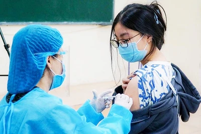 Tiêm phòng cúm để ngăn ngừa bệnh đường hô hấp. Ảnh: TÂM MINH