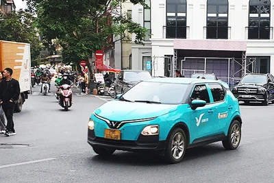 Taxi điện đang phổ biến hơn trong đời sống. Ảnh: HẢI ANH
