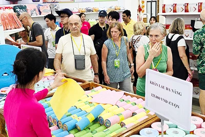 Bằng cách miễn thị thực cho các nhóm đối tượng khác nhau, du lịch đang thu hút nhiều du khách. Ảnh: NAM ANH