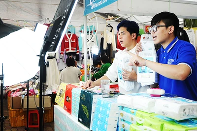 Một buổi livestream bán hàng. Ảnh: NAM HẢI