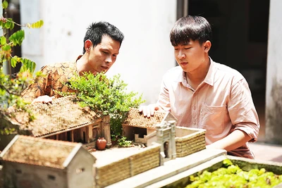 Trương Văn Bộ (bên phải) và tác phẩm của mình.