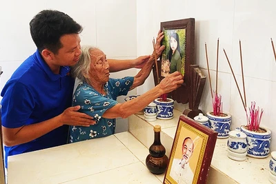 Người thân liệt sĩ xúc động khi nhận được tấm ảnh đẹp hơn.