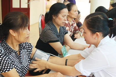 Khám sức khỏe cho người cao tuổi tại phường Quan Hoa (Cầu Giấy, Hà Nội). Ảnh: HẢI NAM