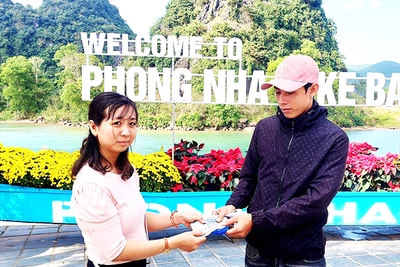 Nhân viên du lịch ở Phong Nha trao lại tiền mặt khách du lịch bỏ quên.