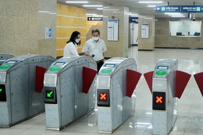 Soát vé điện tử trên tuyến đường sắt đô thị Cát Linh - Hà Đông. 