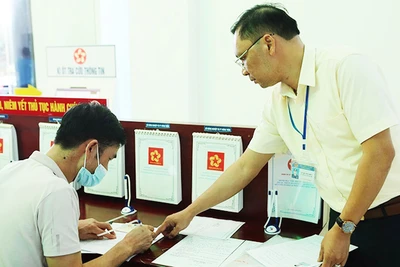 Cán bộ Văn phòng UBND tỉnh Lai Châu hướng dẫn người dân thực hiện thủ tục hành chính. 