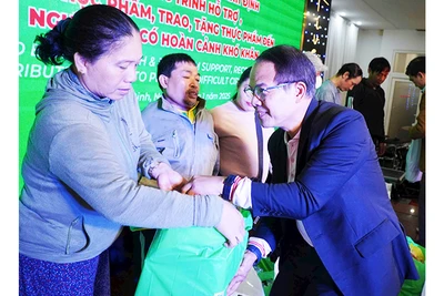 Trao tặng sinh kế cho người có hoàn cảnh khó khăn tại lễ ra mắt Food Bank Bình Định.