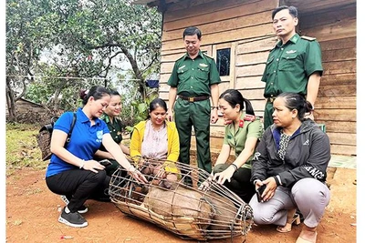 Trao sinh kế giúp phụ nữ miền núi vươn lên thoát nghèo bền vững.