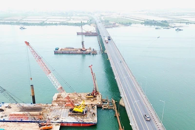 Trên công trường xây dựng cầu Gianh. Ảnh: VŨ HÀ