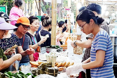 Người tiêu dùng nên lựa chọn các loại thực phẩm có xuất xứ và nguồn gốc rõ ràng. Ảnh: HẢI NAM