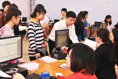 Doanh nghiệp kê khai thuế tại Cục Thuế Hà Nội. Ảnh: BẮC SƠN