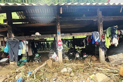 Một nhà dân ở thôn Phiêng Khăm, xã Yến Dương, huyện Ba Bể ngập trong bùn, đất, đá sau lũ quét. Ảnh: TUẤN SƠN