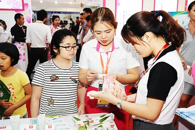 Người tiêu dùng cần cẩn trọng với các loại mỹ phẩm được quảng cáo trên thị trường. Ảnh SONG ANH