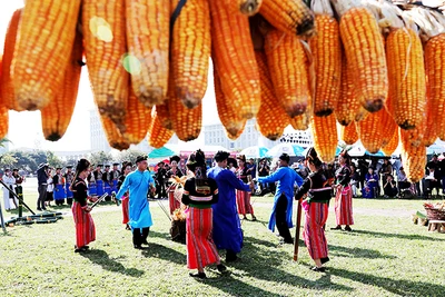 Say trong điệu múa tăng bu, tăng bẳng (mô phỏng hoạt động lấy nước sinh hoạt từ mó nước về nhà của người Cống).