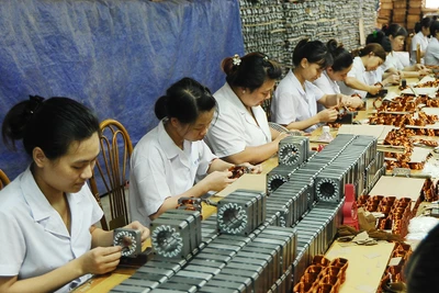 Chính sách BHXH đang được hoàn thiện theo hướng bảo đảm tốt hơn quyền lợi của người lao động. Ảnh: BẮC HẢI