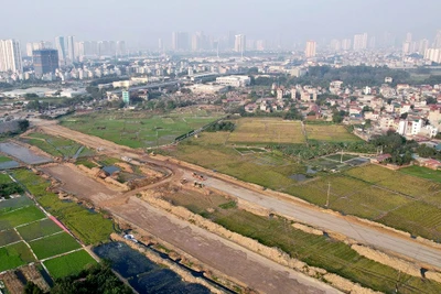 Đoạn nền đường vành đai 4 Thủ đô Hà Nội đã thành hình tại vị trí giao cắt với quốc lộ 6 (giáp bến xe và ga tàu điện Yên Nghĩa).