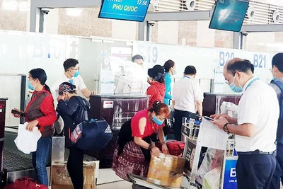 Hành khách làm thủ tục tại cảng hàng không quốc tế Nội Bài. Ảnh: SONG ANH