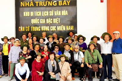 Các y, bác sĩ trong chuyến về thăm Khu di tích căn cứ Trung ương Cục miền Nam (tỉnh Tây Ninh).