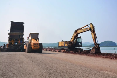 Ngành giao thông đang tìm cách tháo gỡ những khó khăn về vật liệu nhằm bảo đảm thi công ổn định.