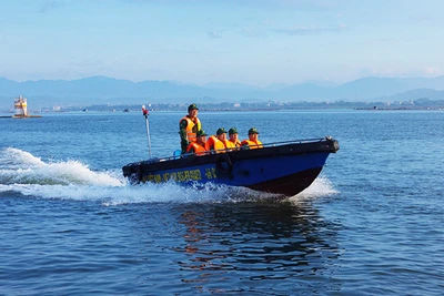 Bộ đội Biên phòng tuần tra tại khu vực mốc 1378 cửa sông Bắc Luân. Ảnh: Đồn Biên phòng Trà Cổ cung cấp