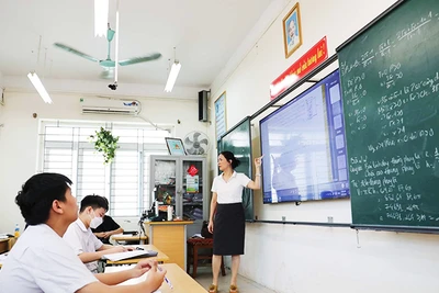 Các thầy, cô giáo Trường THCS Lê Quý Đôn, Cầu Giấy, Hà Nội đang tích cực ôn luyện cho học sinh khối 9. chuẩn bị thi vào lớp 10 tại Hà Nội.