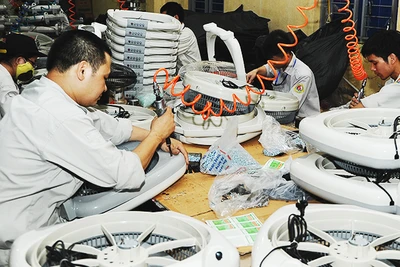 Tính chung 6 tháng đầu năm, giá trị tăng thêm ngành công nghiệp đạt 7,54%. Ảnh: NAM ANH