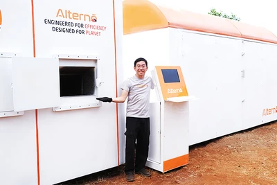 Anh Hồ Việt Hải bên công trình pin cát do mình sáng tạo.