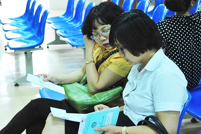 Người lao động chờ làm thủ tục bảo hiểm xã hội. Ảnh: BẮC SƠN