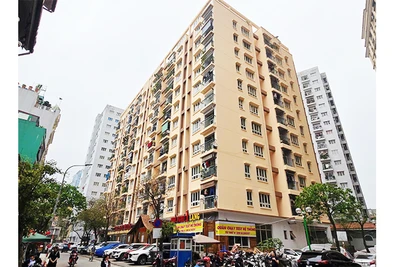 Diện tích tầng 1 chung cư CT3 Hoàng Cầu bị lấn chiếm toàn bộ hành lang bên ngoài, dù đơn vị trúng thầu chỉ ký hợp đồng sử dụng bên trong.