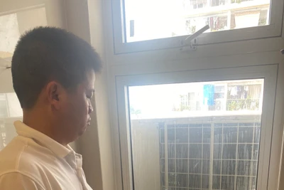 Anh Lương Ngọc Quỳnh - căn hộ 906 tòa B2 cho biết nước bẩn khiến gia đình không thể dùng sinh hoạt được.