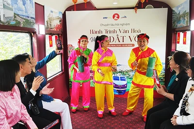 Các nghệ nhân biểu diễn hát bài chòi trên chuyến tàu hỏa tham quan mới khai thác.