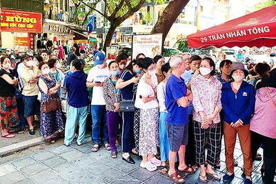 Người mua xếp hàng mua vàng tại Bảo Tín Minh Châu. Ảnh: TIẾN ANH