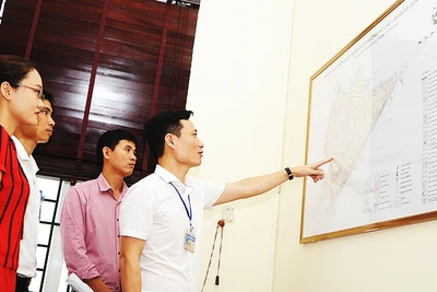 Cán bộ, công chức trao đổi ý kiến về công tác trong địa bàn phường. Ảnh: NAM HẢI