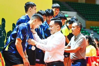Phó Tổng Biên tập Báo Nhân Dân Phan Văn Hùng và Chủ tịch Liên đoàn Bóng bàn Việt Nam Nguyễn Xuân Vũ trao huy chương và cúp cho các đội đoạt giải tại nội dung đồng đội nam.