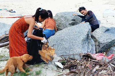 Nhặt rác nhựa bên gành đá Cửa Đại.