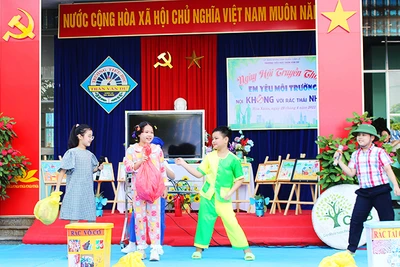Học sinh biểu diễn tiểu phẩm về phân loại rác.