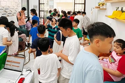 Nhiều học sinh tiểu học tại Hà Nội đến đăng ký học thêm tại Trung tâm bồi dưỡng kiến thức.
