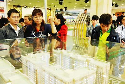 Người dân tìm hiểu về dự án nhà ở thu nhập thấp tại khu đô thị mới Bắc Cổ Nhuế - Chèm (Hà Nội). Ảnh: NGUYỆT ANH